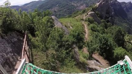 Jeudi 28 juillet, le 20 Heures vous emmène découvrir une tyrolienne un peu particulière en Italie puisqu’elle relie deux montagnes.&nbsp;Une fois en l’air, la vue y est somptueuse. (FRANCE 2)