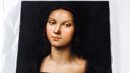 Une photographie montre à Paris, le 21 octobre 2023, un portrait de Marie-Madeleine du peintre et architecte italien de la Renaissance Raphaël. Le modèle était probablement Chiara Fancelli, épouse du Pérugin, à qui est attribuée la Madeleine du palais Pitti de Florence. (GEOFFROY VAN DER HASSELT / AFP)