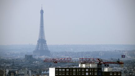 La Tour Eiffel dispara&icirc;t dans un brouillard d&ucirc; &agrave; la pollution aux particules fines, le 27 mars 2014. (LIONEL BONAVENTURE / AFP)