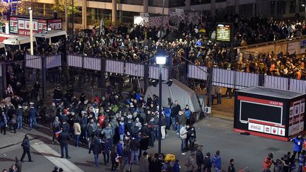 Des supporters de football quittent le Stade de France à Saint-Denis (Seine-Saint-Denis), après l'interruption liée aux attentats perpétrés à proximité, le 13 novembre 2015. (FRANCK FIFE / AFP)