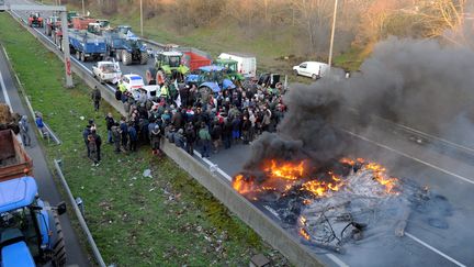 Des agriculteurs organisent un blocage sur la rocade de Toulouse, mercredi 7 février. (MAXPPP)