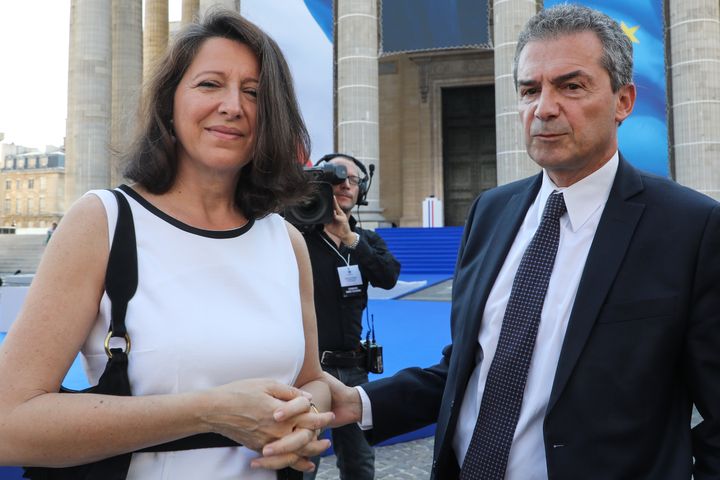 La ministre de la Santé, Agnès Buzyn, accompagnée de son époux, Yves Lévy, le 1er juillet 2018 à Paris, lors de l'entrée au Panthéon de Simone Veil. (LUDOVIC MARIN / AFP)