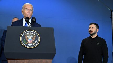 Le président américain, Joe Biden, et son homologue ukrainien, Volodymyr Zelensky, au sommet de l'Otan à Washington DC (Etats-Unis), le 11 juillet 2024. (SAUL LOEB / AFP)