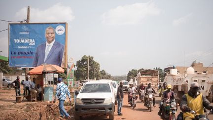 Une affiche électorale&nbsp;du président sortant Faustin-Archange Touadéra placardée dans Bangui, la capitale de la République centrafricaine, à l'occasion des élections du 27 décembre 2020. (FLORENT VERGNES / AFP)