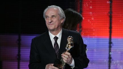 L'acteur Michel Aumont obtient le Molière du spectacle seul en scène, le 14 mai 2007, au Théâtre de Paris. (PIERRE VERDY / AFP)