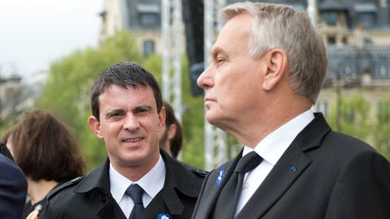 Le ministre de l'Int&eacute;rieur Manuel Valls (&agrave; gauche) et le Premier ministre Jean-Marc Ayrault, le 8 mai 2013 &agrave; Paris. (BERTRAND LANGLOIS / AFP)