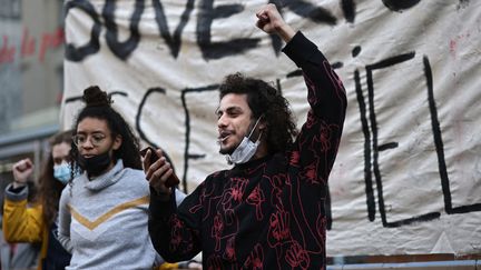 Manifestants devant le Théâtre de La Colline à Paris, occupé par des étudiants en art dramatique, 9 mars 2021 (THOMAS COEX / AFP)