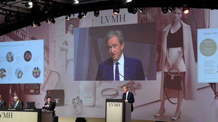 Bernard Arnault, PDG de LVMH, à l'assemblée générale du groupe à Paris, le 21 avril 2022. (ERIC PIERMONT / AFP)