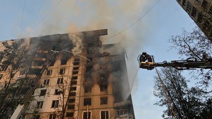 Un immeuble touché par une frappe à Kharkiv (Ukraine), le 30 août 2024. (SERGEY BOBOK / AFP)