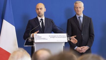 Le projet de loi visant à réguler et sécuriser internet est porté par Jean-Noël Barrot, ministre délégué à la Transition numérique, ici au côté de Bruno Le Maire, ministre de l'Economie, le 24 mars 2023 à Paris. (VINCENT ISORE / IP3 PRESS / MAXPPP)