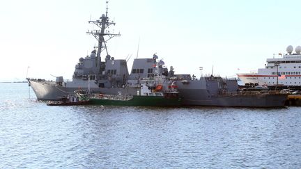 L'USS Pickney mouille au port de Manille (Philippines), le 7 f&eacute;vrier. Il a &eacute;t&eacute; envoy&eacute; en direction de l'Oc&eacute;an indien pour tenter de retrouver le&nbsp;Boeing disparu de Malaysia Airlines.&nbsp; (ROUELLE UMALI / XINHUA / AFP)