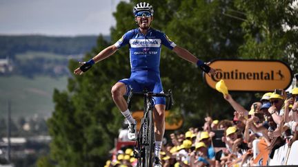 Julian Alaphilippe célèbre son succès à Epernay (Marne) qui lui offre le maillot jaune du Tour de France, le 8 juillet 2019. (MARCO BERTORELLO / AFP)