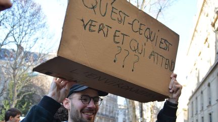 Un jeune manifestant lors de la manifestation face au changement climatique devant le ministère de la transition écologique et solidaire à Paris, le 15 février 2019. (JEAN-CHRISTOPHE BOURDILLAT / RADIO FRANCE)