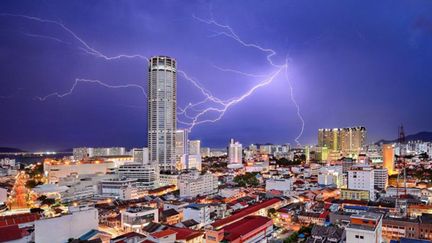 Une photo prise à George Town, capitale de l'Etat de Penang en Malaisie, durant un orage. Les éclairs semblent viser la Tour Komtar, emblématique de la renaissance de la ville. 
 (Jeremy Tan / National Geographic)