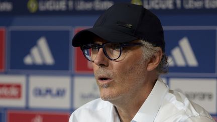 Laurent Blanc en conférence de presse après la défaite de Lyon face au PSG, le 3 septembre 2023. (JEAN CATUFFE / AFP)