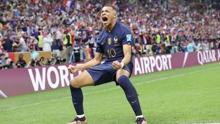 D'une volée lumineuse, Kylian Mbappé vient d'inscrire le 2e de ses trois buts en finale, permettant à la France d'arracher une prolongation inespérée. (SEBASTIAN EL-SAQQA / AFP)