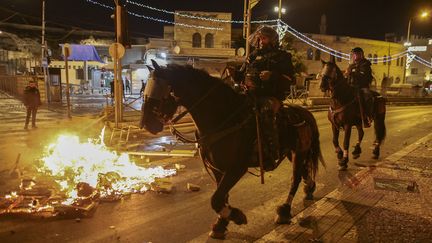 La police montée isarélienne déployée à Jérusalem, le 22 avril 2021. (AHMAD GHARABLI / AFP)