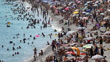 Sur une plage de Nice (Alpes-Maritimes), le 8 juillet 2012. (VALERY HACHE / AFP)