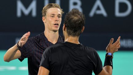 Denis Shapovalov avec Rafael Nadal, lors d'un tournoi d'exhibition à Abu Dhabi, le 18 décembre 2021.&nbsp; (GIUSEPPE CACACE / AFP)