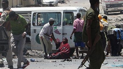 Les forces de s&eacute;curit&eacute; somaliennes portent secours aux victimes d'une attaque terroriste des shebabs, le 14 avril 2015, &agrave; Mogadiscio (Somalie). (NOUR GELLE GEDI / ANADOLU AGENCY / AFP)