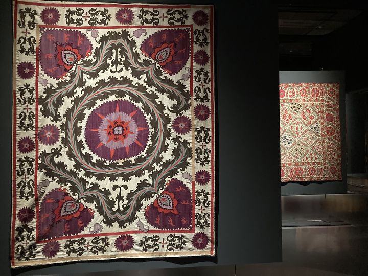 Exposition "Sur les routes de Samarcande, merveilles de soie et d'or" à l'Institut du Monde Arabe : les suzanis, les tissus de soie colorée (CORINNE JEAMMET)