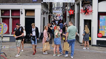 Des personnes marchent dans la rue Kalverstraat, à Amsterdam, le 18 juillet 2020. (OLAF KRAAK / ANP)