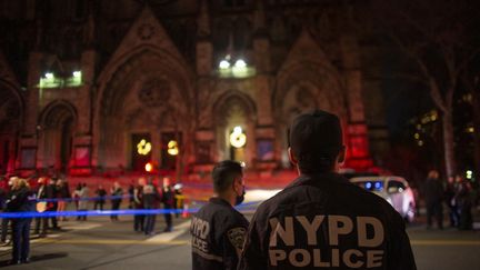 Des policiers montent la garde à l'extérieur de la&nbsp;cathédrale St. John&nbsp;the&nbsp;Divine à&nbsp;Manhattan, à New York, le 13 décembre 2020, après qu'un tireur a ouvert le feu à l'extérieur de l'église. (KENA BETANCUR / AFP)