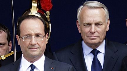 Le pr&eacute;sident Fran&ccedil;ois Hollande et le Premier ministre Jean-Marc Ayrault &agrave; la mairie de Paris le 15 mai 2012. (PASCAL ROSSIGNOL / AFP)