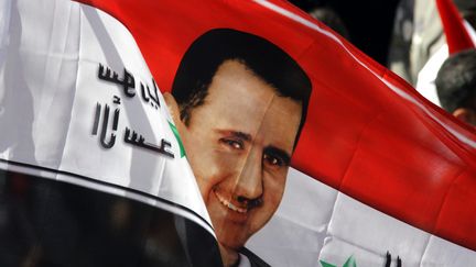 Un drapeau du pr&eacute;sident syrien Bachar Al-Assad dans une manifestation pro-r&eacute;gime &agrave; Damas, le 13 novembre 2011. (LOUAI BESHARA /&nbsp;AFP PHOTO)