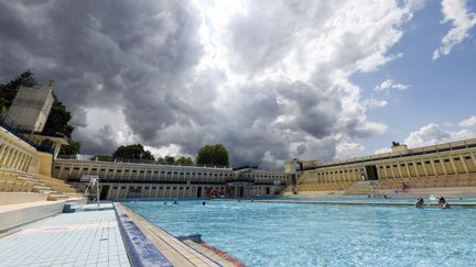 La piscine extérieure de Bruay-la-Buissière, joyau de l'Art déco, est une des dernières de son genre toujours ouverte au public.&nbsp; (DENIS CHARLET / AFP)