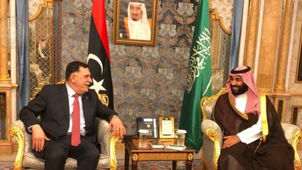 Image de la rencontre entre le Premier ministre libyen, Fayez al-Sarraj (G), et le prince héritier saoudien Mohammed Ben Salman à Jeddah, le 5 juin 2018, diffusée par le site officiel du Gouvernement d'accord national basé à Tripoli. (Capture d&#039;écran/DR)