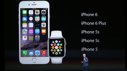 Tim Cook, le PDG d'Apple, a pr&eacute;sent&eacute; les nouveaux iPhone 6 et une montre connect&eacute;e lors de sa conf&eacute;rence annuelle &agrave; Cupertino (Californie), le 9 septembre 2014. (JUSTIN SULLIVAN / GETTY IMAGES NORTH AMERICA)