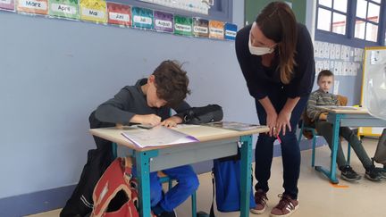 Une professeure des écoles et ses élèves. Photo d'illustration. (JULIEN FLEURY / FRANCE-BLEU LA ROCHELLE)