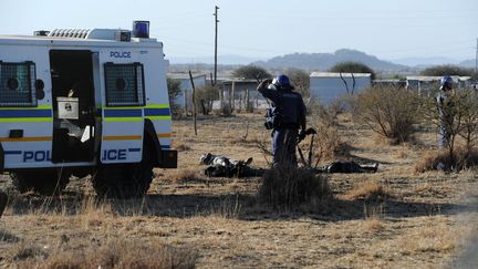 La police contr&ocirc;le des mineurs allong&eacute;s sur le sol &agrave; Marikana, le 16 ao&ucirc;t 2012. ( AFP )