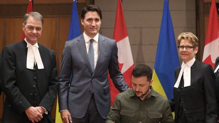 Au Canada, Anthony Rota, le président du Parlement, Justin Trudeau le Premier ministre et Raymonde Gagne la présidente du Sénat, lors de la visite du président ukrainien Volodymyr Zelensky, à Ottawa, le 22 septembre 2023. (PATRICK DOYLE / POOL / AFP)