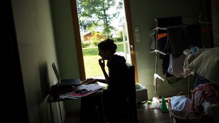 Une salariée en télétravail en raison de l'épidémie de Covid-19, près de Nantes, en mai 2020. (LOIC VENANCE / AFP)