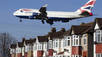 À Londres, des amateurs d'aviation scrutent les avions à quelques encablures de l'aéroport d'Heathrow.