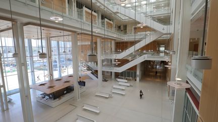 Le hall&nbsp;du nouveau tribunal judiciaire&nbsp;de Paris, le 20 avril 2020.&nbsp; (LUDOVIC MARIN / AFP)