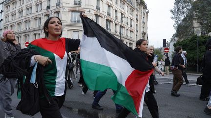 Des manifestantes défilent à Paris en soutien aux Palestiniens de la bande de Gaza, le 28 mai 2024. (GEOFFROY VAN DER HASSELT / AFP)