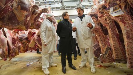 Nicolas Sarkozy discute avec un boucher &agrave; Rungis (Val-de-Marne), le 21 f&eacute;vrier 2012. (LIONEL BONAVENTURE / AFP)