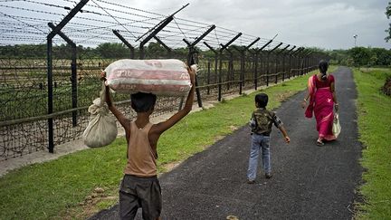 En 1993, l’Inde entame la construction d’un mur de séparation de 3.200 km avec son voisin bangladais. Pour justifier l’érection de ce mur, Delhi invoque la protection contre l’infiltration de terroristes islamistes, l’immigration bangladaise et le trafic de drogue. Le nombre d’arrestations, de victimes d’actes de torture et de morts, en fait l’une des frontières les plus dangereuses au monde. La quasi-totalité de ces victimes sont des Bangladais qui cherchent à passer illégalement en Inde pour des raisons à la fois économiques, familiales et sanitaires. Depuis des années, des ONG dénoncent ce «mur de la honte» où les arrestations, les tortures et les exécutions commises par les militaires indiens restent impunis. VOIR LE REPORTAGE
 
 ( Gaël Turine / Agence VU http://www.agencevu.com/photographers/photographer.php?id=234)