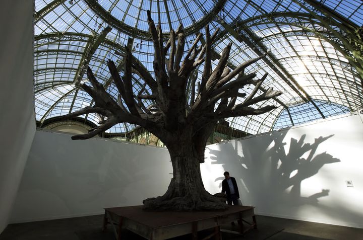 "Iron Tree" (2013) de l'artiste chinois Ai Weiwei,&nbsp;le 23 octobre 2013, &agrave; Paris. (BENOIT TESSIER / REUTERS)