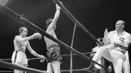 Carlos Monzon célèbre sa victoire face à Jean-Claude Bouttier le 30 septembre 1973 à Roland-Garros. (AFP)