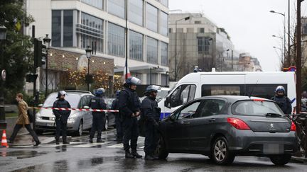 Des policiers pr&egrave;s de la&nbsp;direction centrale du renseignement int&eacute;rieur (DCRI), le 8 janvier 2015 &agrave; Levallois (Hauts-de-Seine). (KENZO TRIBOUILLARD / AFP)