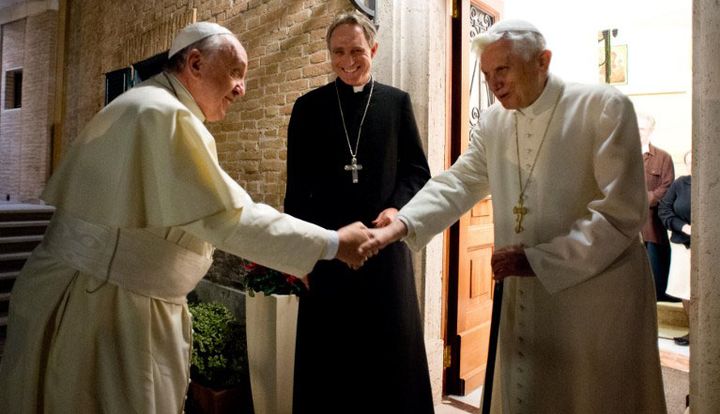 Le pape François sert la main de son prédecesseur Benoît XVI au Vatican, 23/ décembre 2014
 (- / OSSERVATORE ROMANO / AFP)