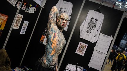 Un homme surnommé Freakyhoody s'est fait entièrement couvrir le corps de tatouages. (JEAN-FRANCOIS FERNANDEZ/FRANCEINFO)