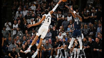 Victor Wembanyama lors de son premier match officiel avec les San Antonio Spurs, le 25 octobre contre les Dallas Mavericks (CHANDAN KHANNA / AFP)