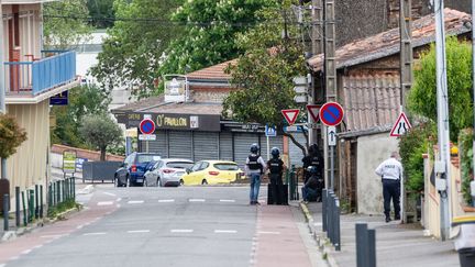 Des policiers surveillent le bureau de tabac pendant la prise d'otages, le 7 mai 2019 à Blagnac (Haute-Garonne). (PABLO TUPIN  / HANS LUCAS / AFP)