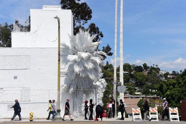 Le "Pacific Sunset Motel", dit "Bates Motel", transformé par le Français Vincent Lamouroux en suclpture géante, à Los Angeles.
 (FREDERIC J. BROWN / AFP)