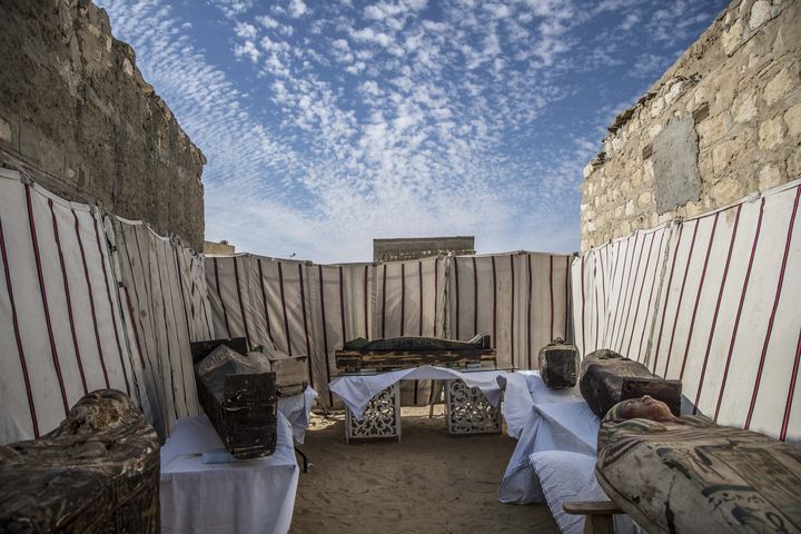 Des sarcophages de bois dévoilés lors de la présentation le 17 janvier 2021 des nouvelles découvertes de la mission archéologoique égyptienne conduite par&nbsp;Zahi Hawass dans la nécropole de Saqqarah. (KHALED DESOUKI / AFP)